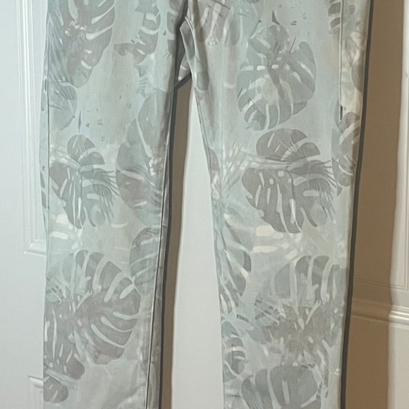 CAbi Paradise Cropped Super Skinny Jean Womens Sz 4 Palm Leaf Print Style # 227 - Picture 4 of 10